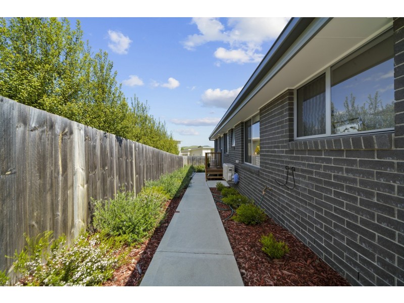 2/25 Mariah Crescent, Oakdowns TAS 7019