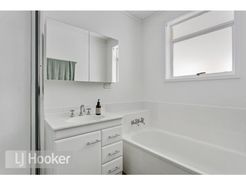 24 Manly Avenue, Lindisfarne TAS 7015