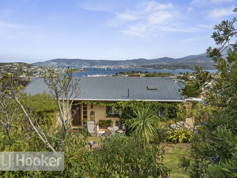 20 Malunna Road, Lindisfarne TAS 7015