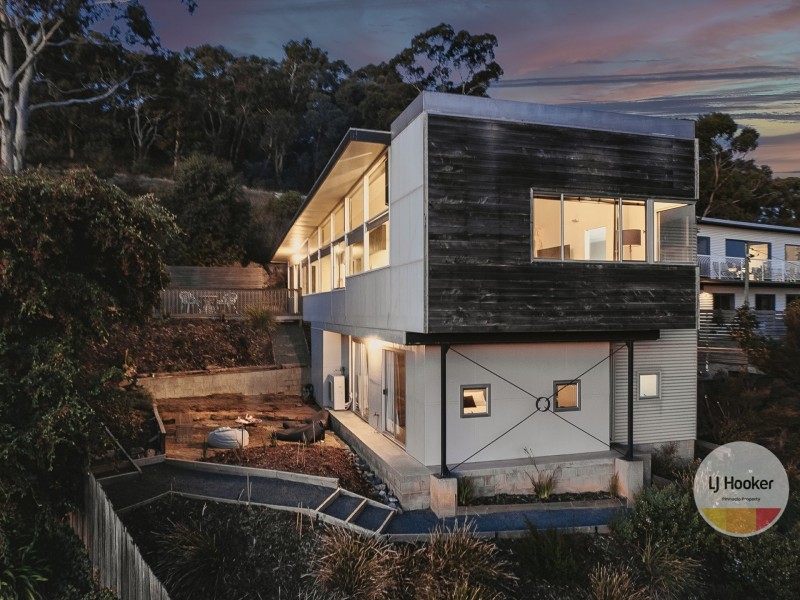 60 Karoola Road, Lindisfarne TAS 7015