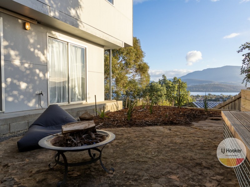 60 Karoola Road, Lindisfarne TAS 7015