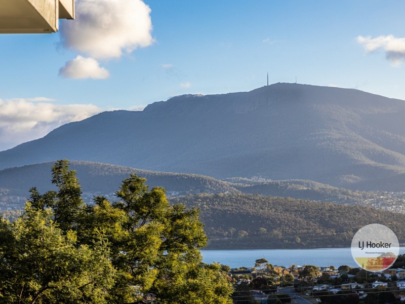 60 Karoola Road, Lindisfarne TAS 7015