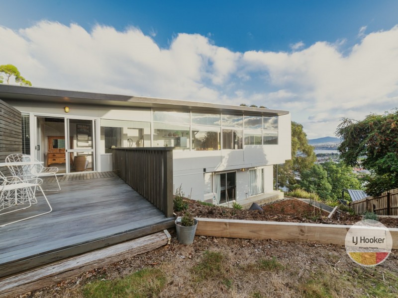 60 Karoola Road, Lindisfarne TAS 7015