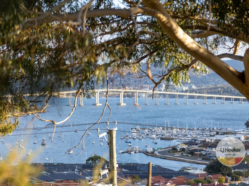 60 Karoola Road, Lindisfarne TAS 7015