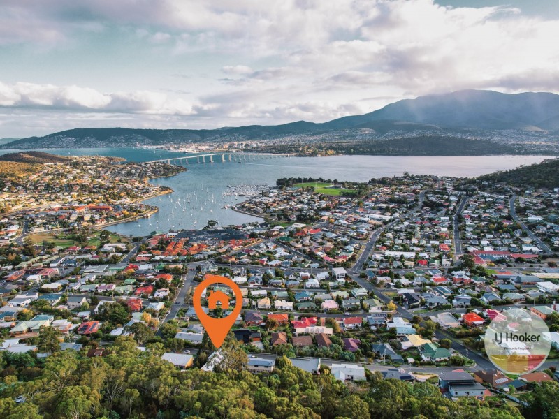 60 Karoola Road, Lindisfarne TAS 7015