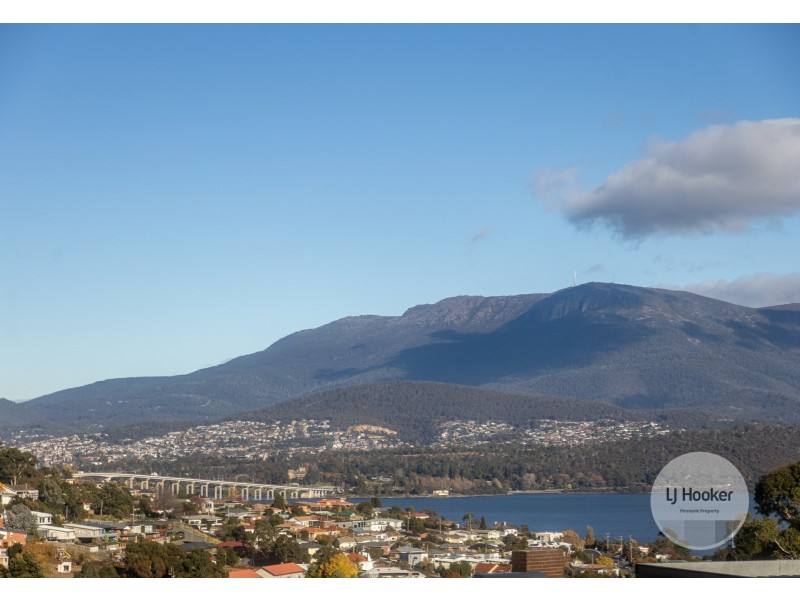 24 Cedar Street, Lindisfarne TAS 7015