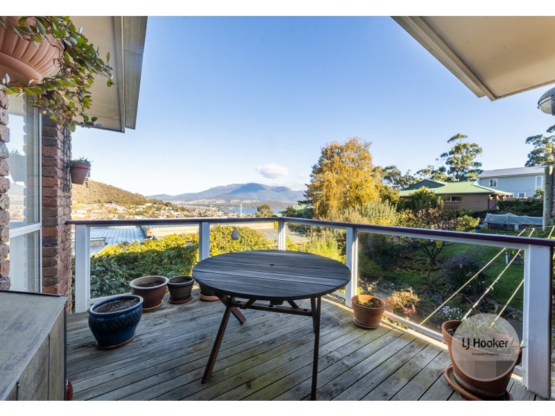24 Cedar Street, Lindisfarne TAS 7015