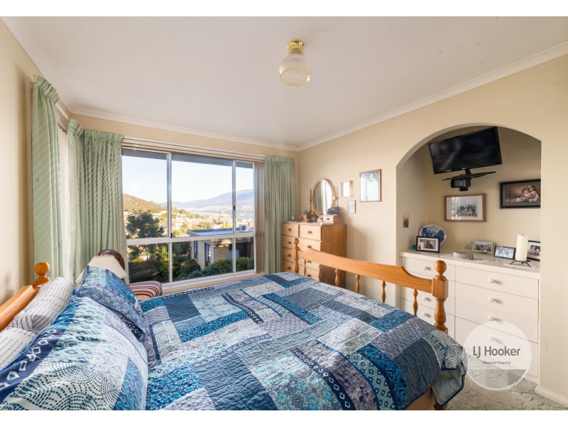 24 Cedar Street, Lindisfarne TAS 7015