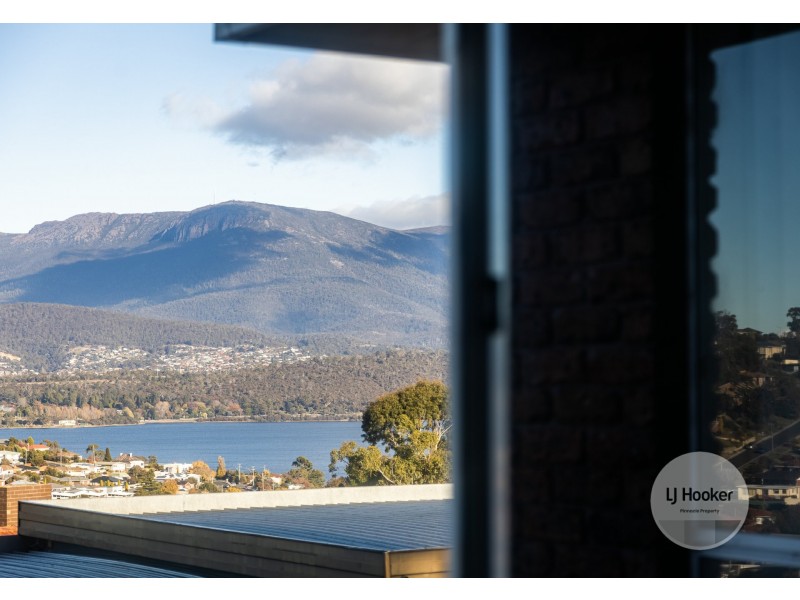 24 Cedar Street, Lindisfarne TAS 7015