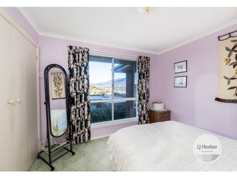 24 Cedar Street, Lindisfarne TAS 7015