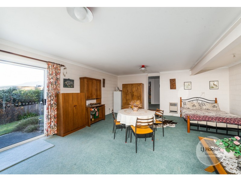 24 Cedar Street, Lindisfarne TAS 7015