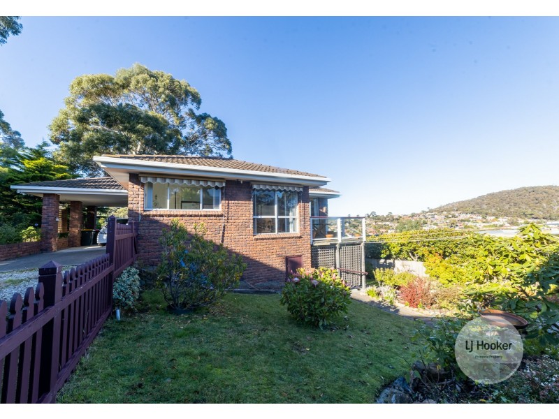 24 Cedar Street, Lindisfarne TAS 7015