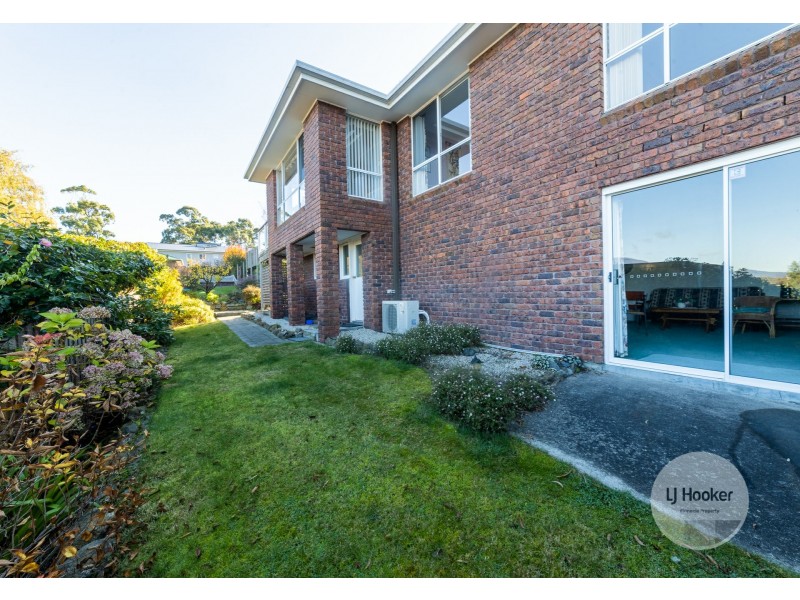 24 Cedar Street, Lindisfarne TAS 7015