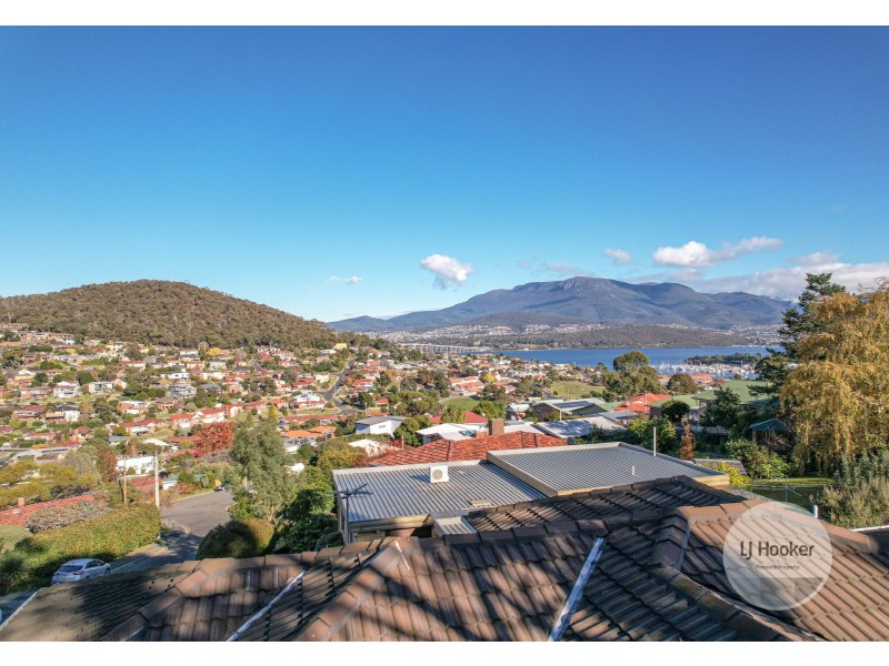 24 Cedar Street, Lindisfarne TAS 7015