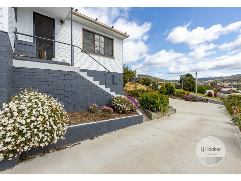 8 Broad Street, Lindisfarne TAS 7015