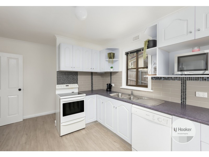 8 Broad Street, Lindisfarne TAS 7015