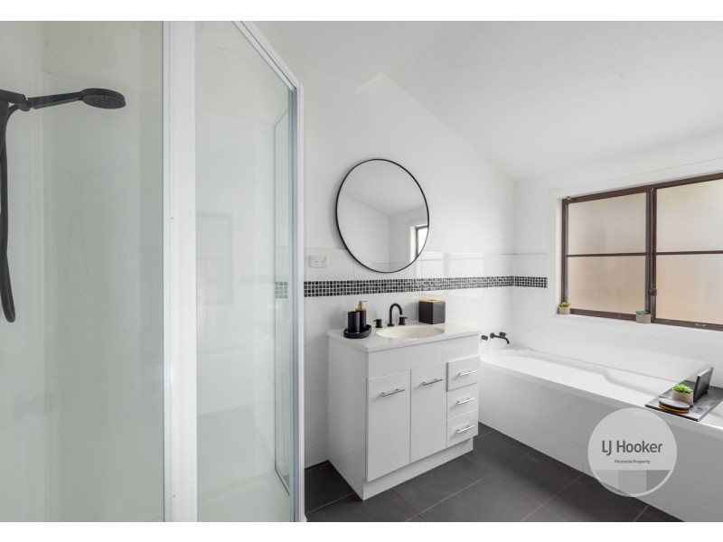 8 Broad Street, Lindisfarne TAS 7015