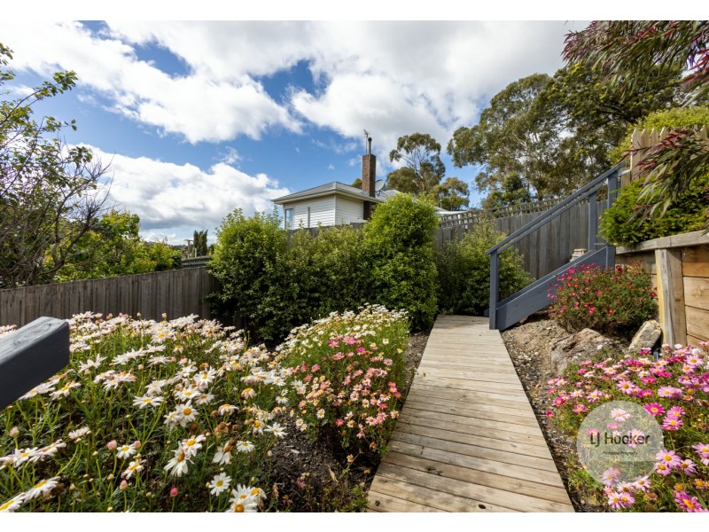 8 Broad Street, Lindisfarne TAS 7015