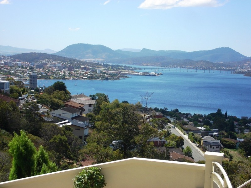 11 Date Court, Sandy Bay TAS 7005