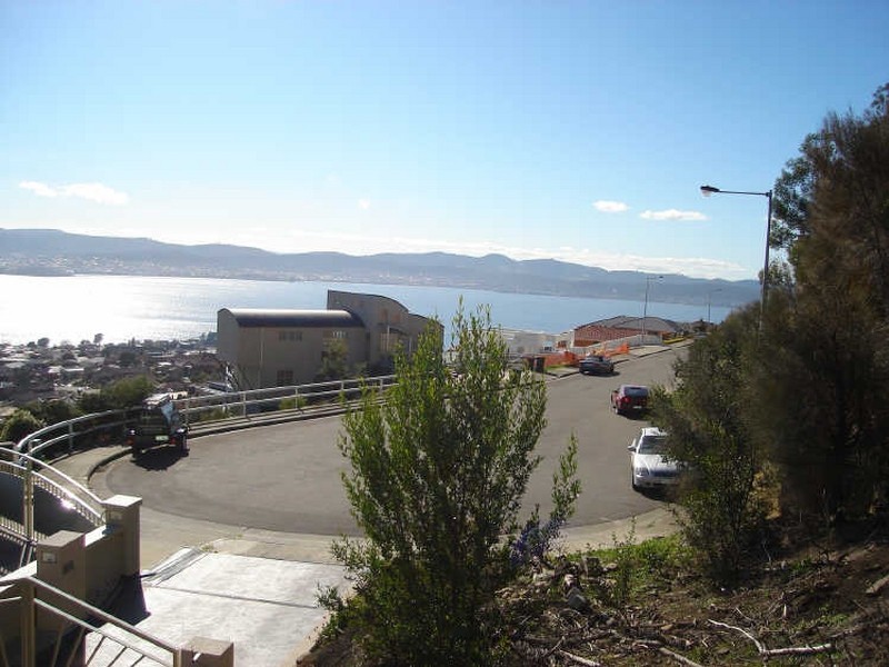 11 Date Court, Sandy Bay TAS 7005