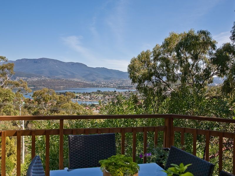 55 Begonia Street, Lindisfarne TAS 7015