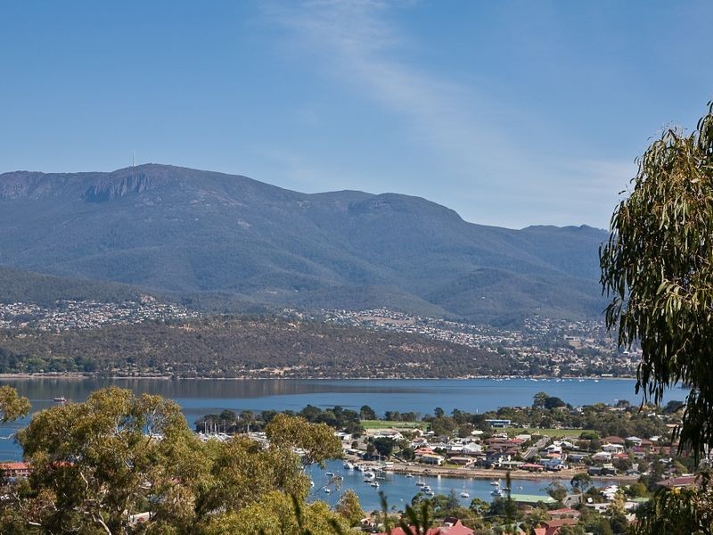 55 Begonia Street, Lindisfarne TAS 7015