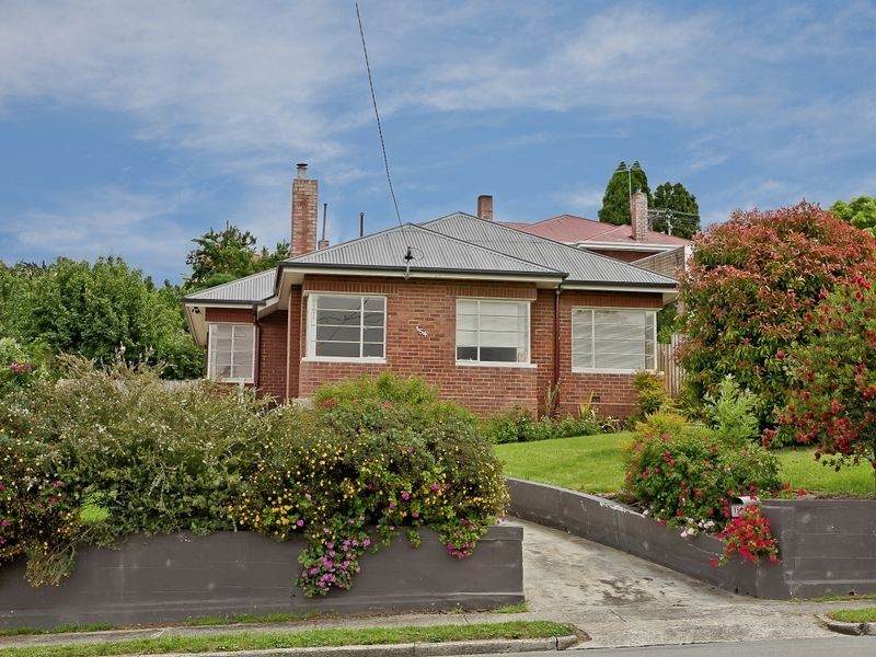 154 Augusta Road, Lenah Valley TAS 7008