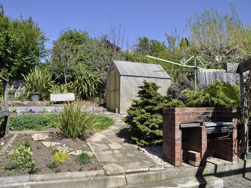 152 Augusta Road, Lenah Valley TAS 7008