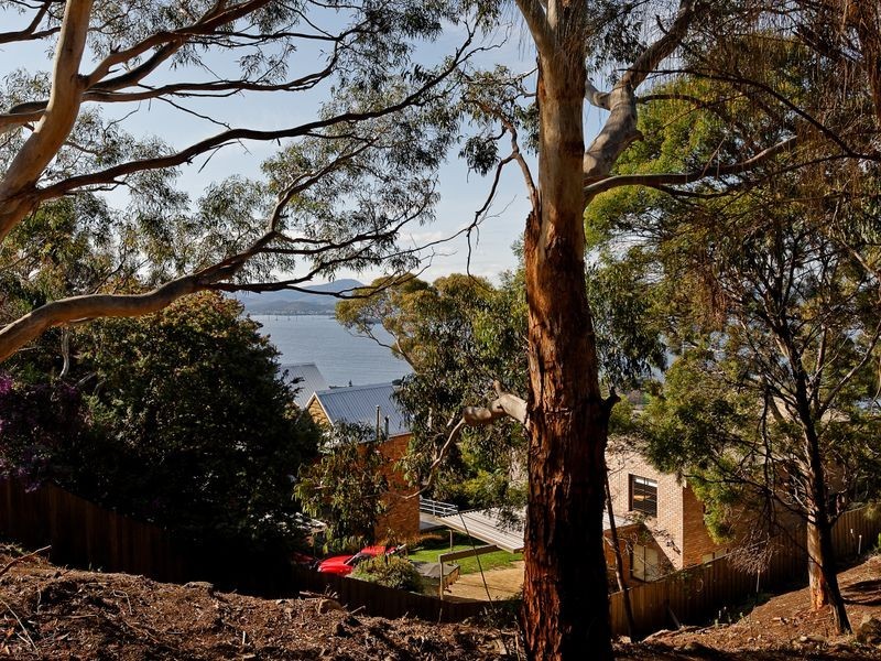 28 Nicholas Drive, Sandy Bay TAS 7005