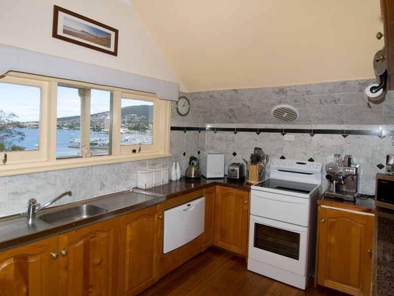 2/13 Bath Street, Battery Point TAS 7004