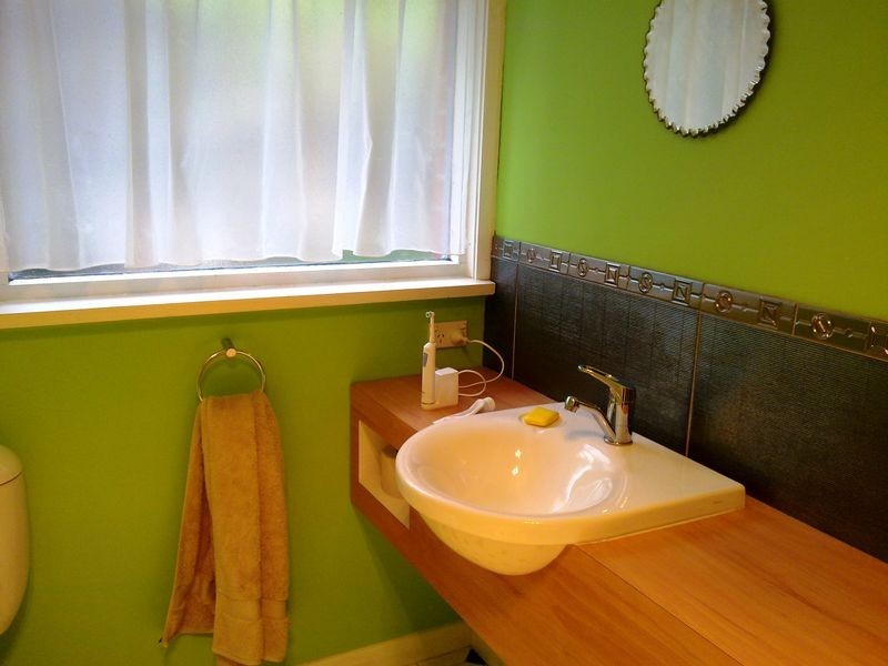 130 Derwent Avenue, Lindisfarne TAS 7015