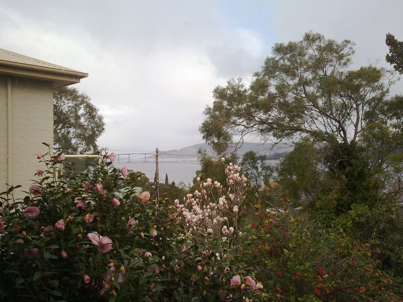 130 Derwent Avenue, Lindisfarne TAS 7015