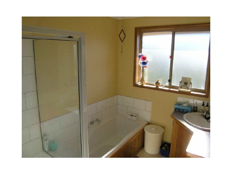 18 Adelong Drive, Kingston TAS 7050