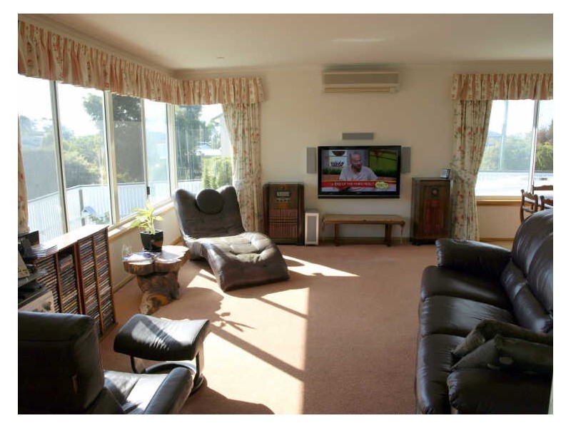 2 Sunny Avenue, Blackmans Bay TAS 7052