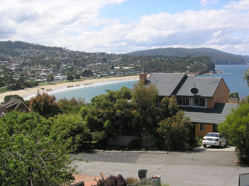 10 Flowerpot Crescent, Blackmans Bay TAS 7052