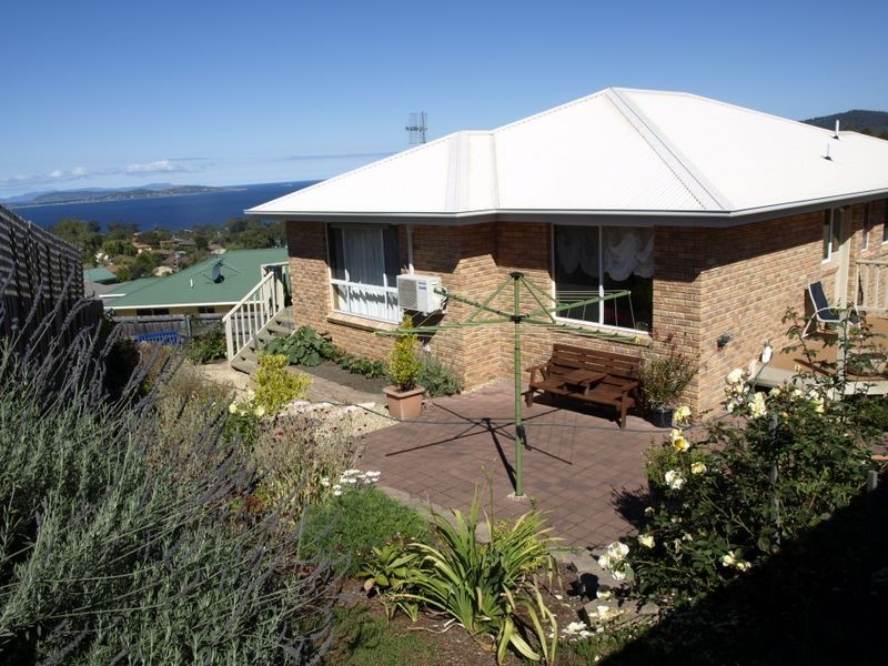 35 Stirling Avenue, Blackmans Bay TAS 7052