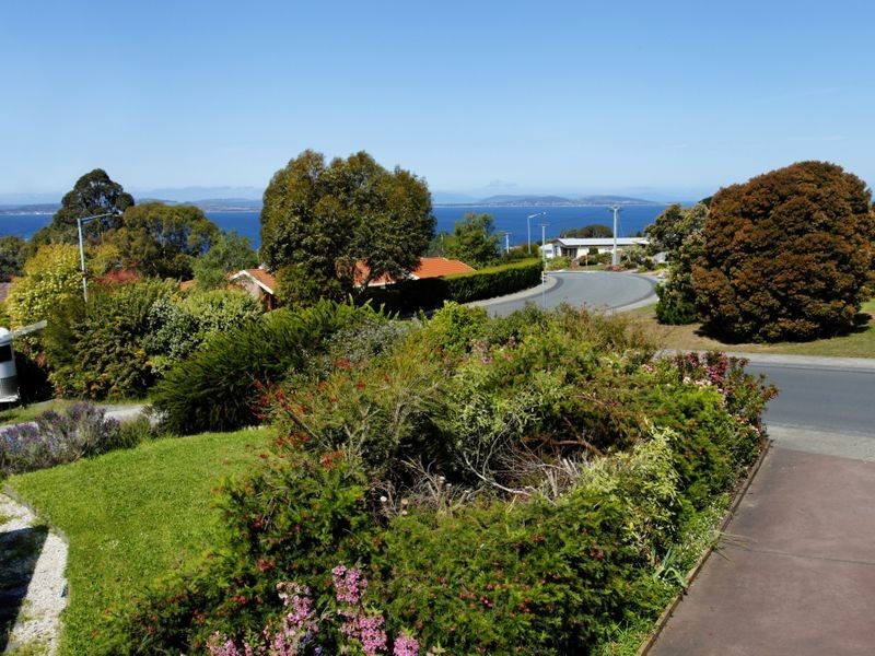 11 Edison Avenue, Blackmans Bay TAS 7052