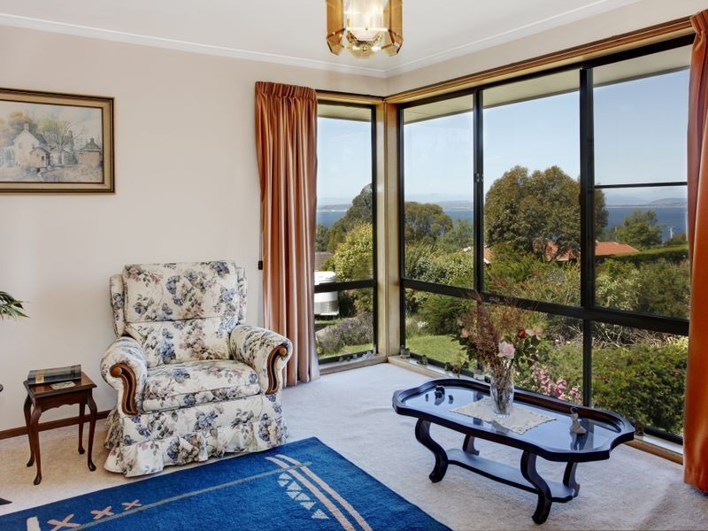 11 Edison Avenue, Blackmans Bay TAS 7052