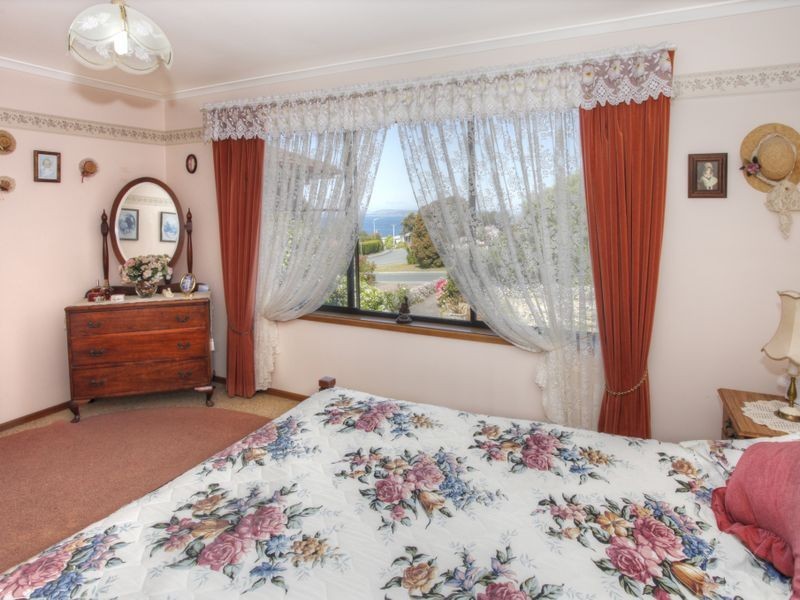 11 Edison Avenue, Blackmans Bay TAS 7052