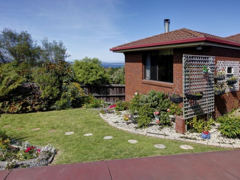 11 Edison Avenue, Blackmans Bay TAS 7052
