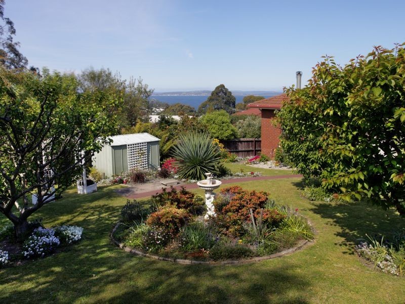 11 Edison Avenue, Blackmans Bay TAS 7052