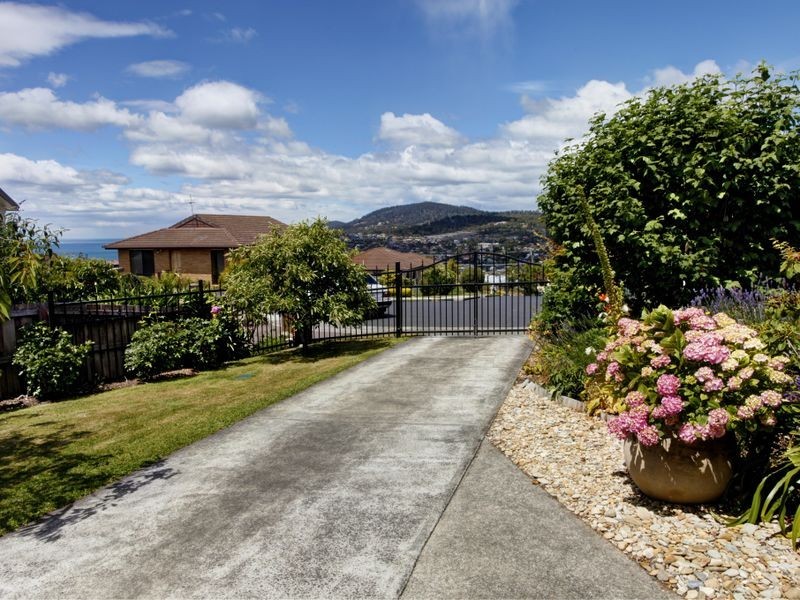 13 Stratford Place, Blackmans Bay TAS 7052