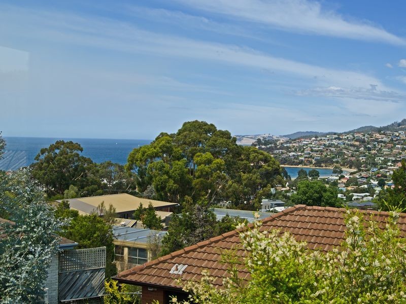 15 Bay Court, Blackmans Bay TAS 7052