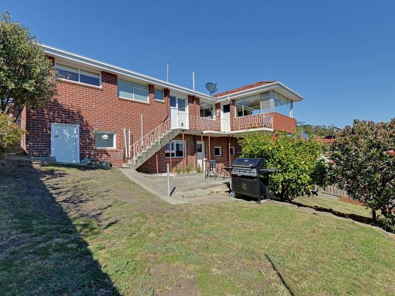 18 St Helens Street, Lindisfarne TAS 7015