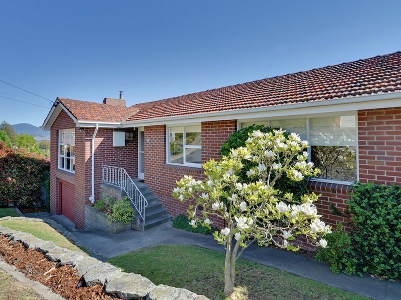 18 St Helens Street, Lindisfarne TAS 7015