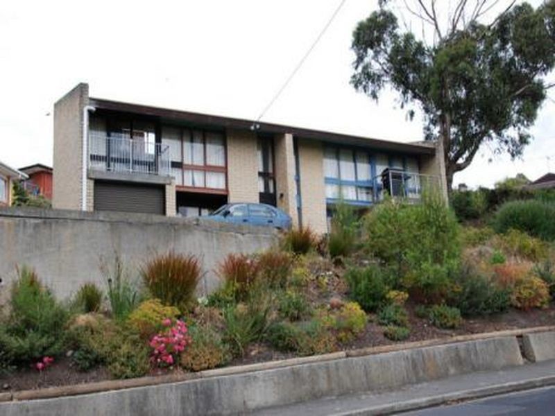 2/1 Tanina Street, Kingston Beach TAS 7050