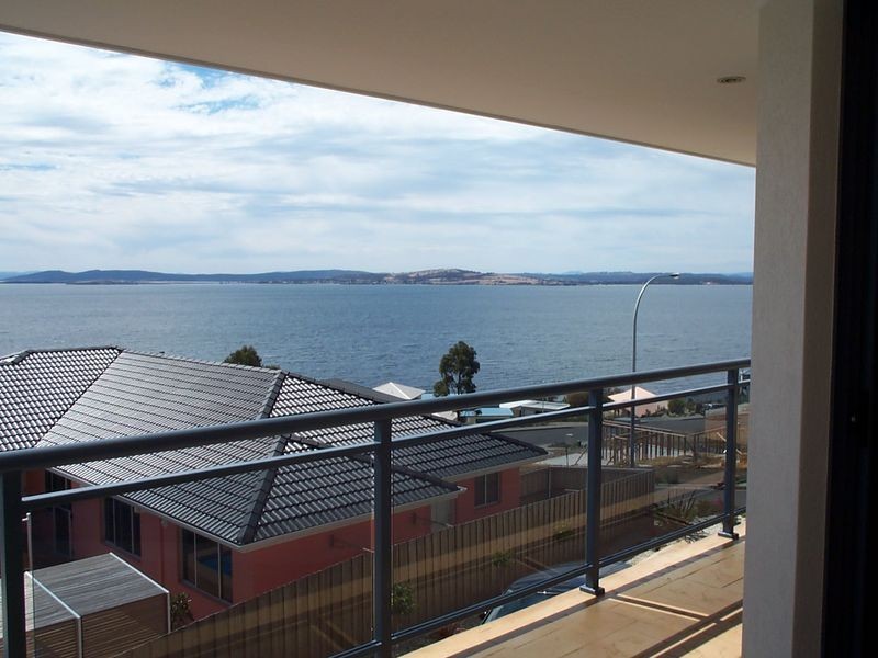 32 Suncoast Drive, Blackmans Bay TAS 7052