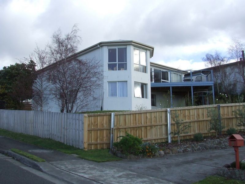 8 Tarana Road, Blackmans Bay TAS 7052