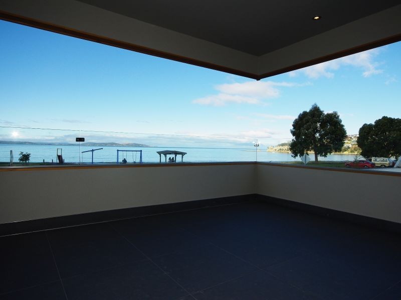 2/26 Ocean Esplanade, Blackmans Bay TAS 7052