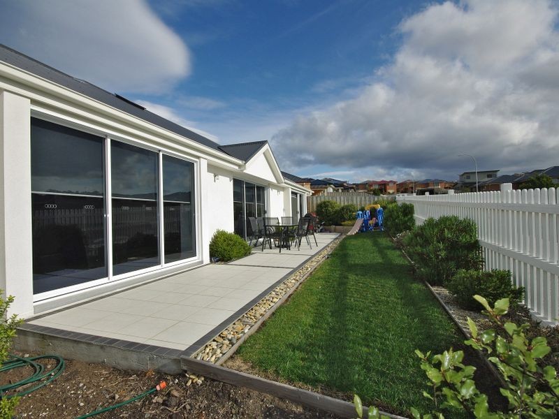 2/25 Queens Parade, Kingston TAS 7050